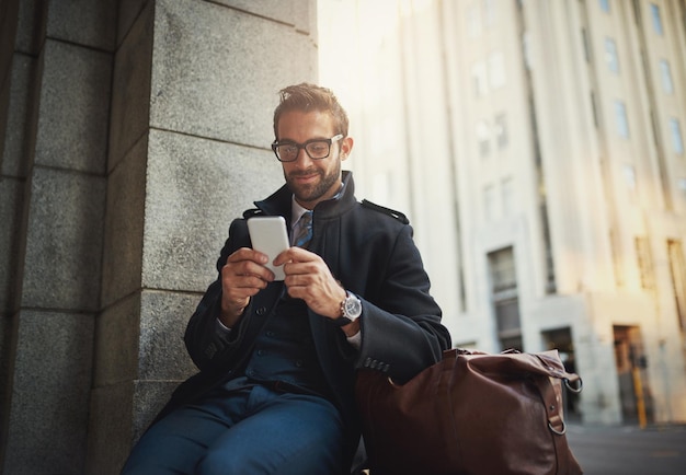 Geschäftsmann Telefon und Anwalt E-Mail in der Stadt, um den Kunden zu kontaktieren Pendeln und Morgen für Networking Mann Person Reise und Reise, um Tagesordnung für Fallplanung Anwalt und Reisen in der Stadt zu planen