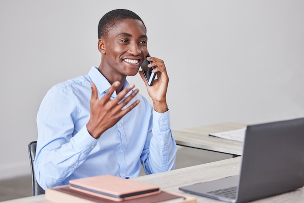 Geschäftsmann telefoniert und Büroangestellter spricht über Beratungsplan an einem Schreibtisch Schwarzer Mann telefoniert und arbeitet Geschäftsmann online mit Gespräch über Unternehmensstrategie