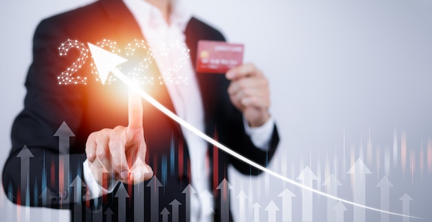 Geschäftsmann Touch Pfeil Wachstumsdaten Diagramm Pfeil mit Diagramm 2022 Budget und Visa Kreditkarte, Geschäftsmann zeigt Pfeildiagramm zukünftiges Unternehmenswachstum Jahr 2022, Online-Ausgaben, Online-Shopping