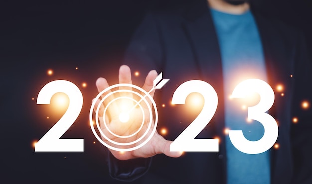 Geschäftsmann Touchscreen auf 2023 Geschäftszielplanung