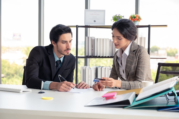 Geschäftsmann und Frau, die im Büro arbeiten