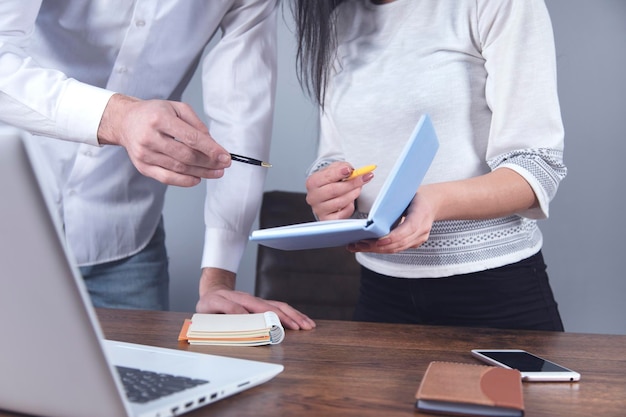 Geschäftsmann und Frau, die im Büro arbeiten