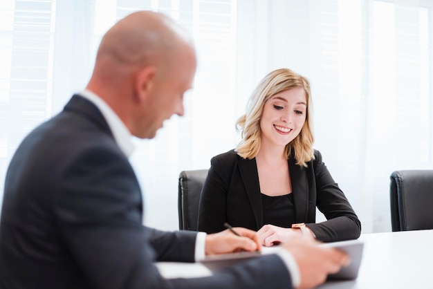 Geschäftsmann und Geschäftsfrau, die im Büro sprechen