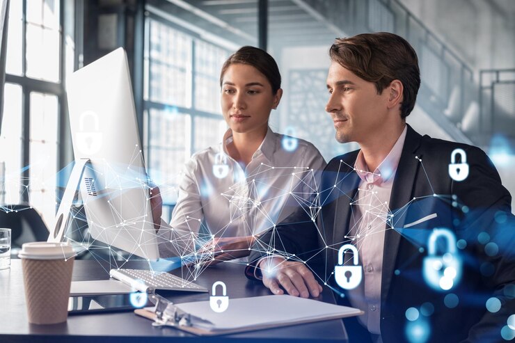 Geschäftsmann und Geschäftsfrau, die zusammenarbeiten, um vertrauliche Informationen von Kunden und IT-Hologramm-Vorhängeschloss-Symbole für Cyber-Sicherheit über Bürohintergrund mit Panoramafenstern zu schützen