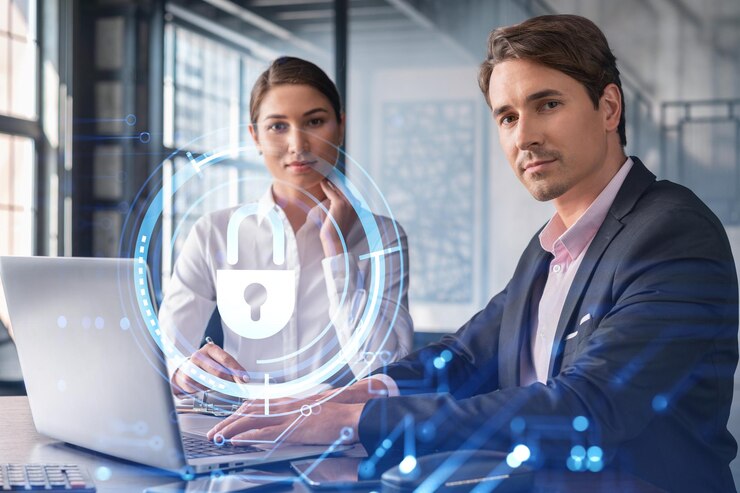 Geschäftsmann und Geschäftsfrau, die zusammenarbeiten, um vertrauliche Informationen von Kunden und IT-Hologramm-Vorhängeschloss-Symbole für Cyber-Sicherheit über Bürohintergrund mit Panoramafenstern zu schützen