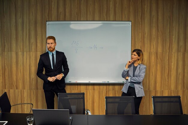 Geschäftsmann und Geschäftsfrau führen eine Präsentation im Sitzungssaal