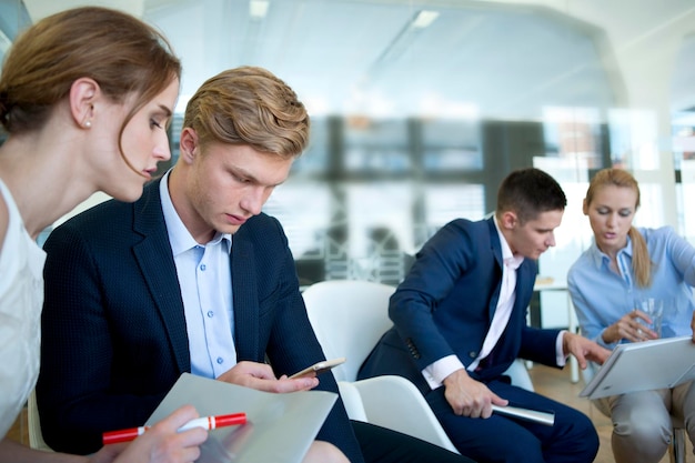 Geschäftsmann und Geschäftsfrau im Büro arbeiten zusammen