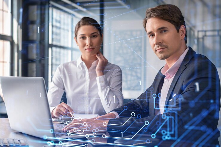 Geschäftsmann und Geschäftsfrau in formeller Kleidung arbeiten zusammen, um Geschäftsprozesse zu optimieren, indem sie neue Technologien anwenden Hi-Tech-Hologramme auf modernem Bürohintergrund mit Panoramafenstern