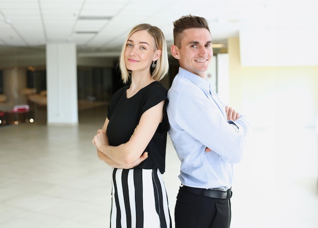 Geschäftsmann und Geschäftsfrau porträtieren Teamwork-Konzept