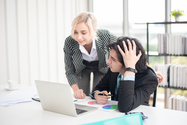 Geschäftsmann und Geschäftsfrau sind Analytikgeschäftsdaten, Unternehmensplan