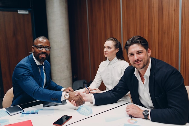 Geschäftsmann und Geschäftsfrau Team Handshake bei Bürotreffen Geschäftsleute Gruppenkonferenz Diskussion und Händeschütteln