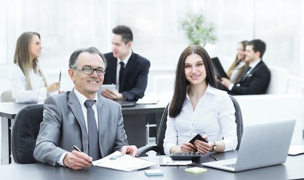 Geschäftsmann und Geschäftsteam am Arbeitsplatz an einem Arbeitstag. Büro wochentags