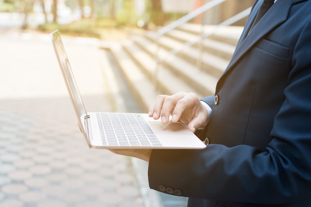 Geschäftsmann und Laptop