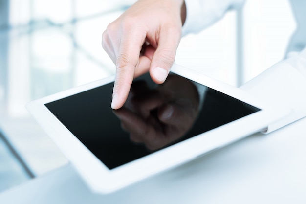 Geschäftsmann und Tablet-PC im Hintergrund