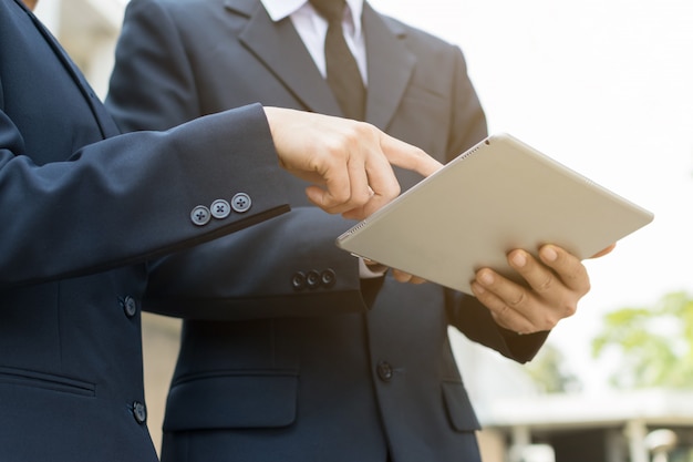 Geschäftsmann und Tablet