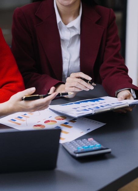 Geschäftsmann und Team analysieren Jahresabschluss Finanzaufgabe mit Smartphone und Laptop und Tablet Vermögensverwaltungskonzept