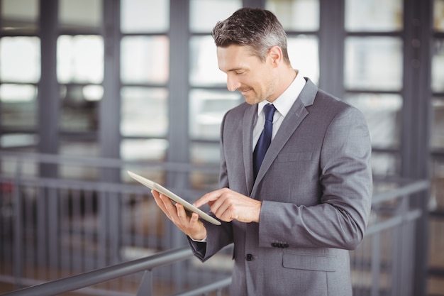 Geschäftsmann unter Verwendung der digitalen Tablette im Büro