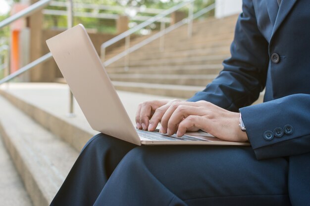 Geschäftsmann verwenden Computer im Freien