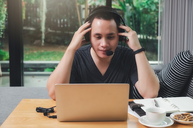 Foto geschäftsmann-videoanruf mit kunden auf laptop im home office