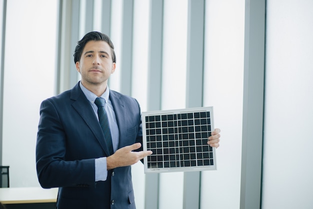 Geschäftsmann vorhanden Solarenergie-Umgebungskonzept