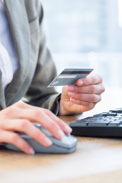 Geschäftsmann zahlen mit ihrer Kreditkarte im Internet