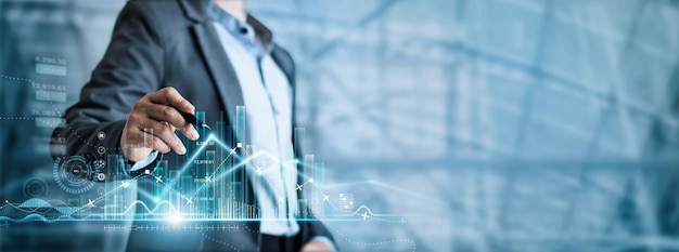 Geschäftsmann zeichnet Wachstumsdiagramm und Geschäftsfortschritt und analysiert Finanzen und Investitionen