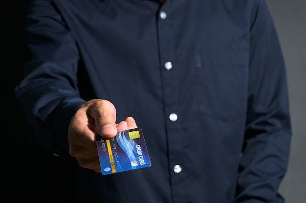 Geschäftsmann zeigt eine Kreditkarte