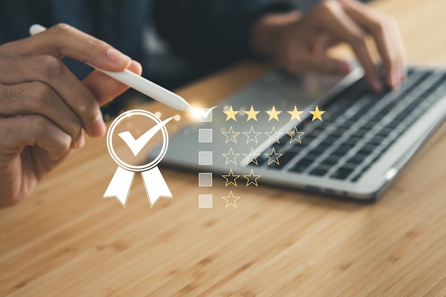 Geschäftsmann zeigt Fünf-Sterne-Umfragebewertungssymbol für Kundenzufriedenheitsbewertungen Kundenzufriedenheitskonzept
