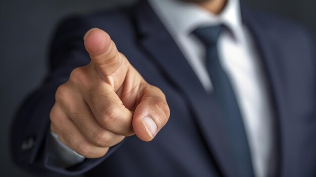 Foto geschäftsmann zeigt mit dem finger auf den leeren raum