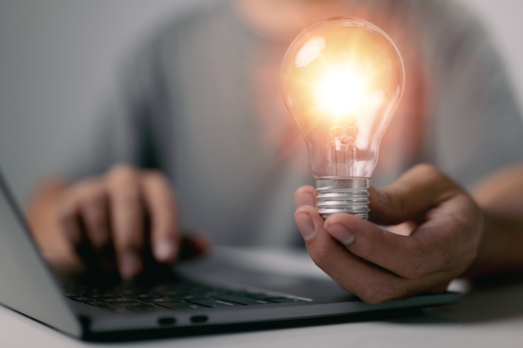 Foto geschäftsmann zeigt neue ideen mit innovativer technologie und kreativität. idee und glühbirnenkonzept