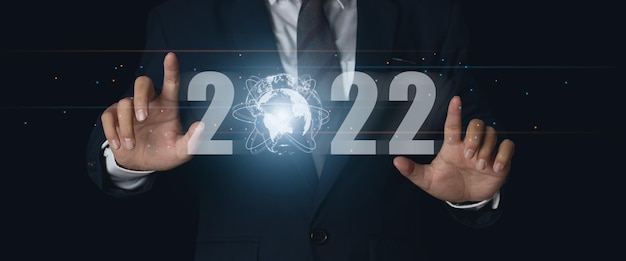 Geschäftsmann zeigt virtuelle globale Internetverbindung 2022 und Metaverse. Internet der Dinge. Neue Ideen eröffnen eine neue Welt, die in der Zukunft im Jahr 2022 passieren wird.