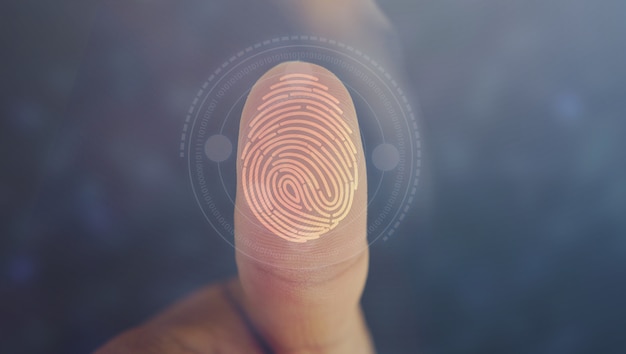 Foto geschäftsmannanmeldung mit fingerabdruckscantechnologie. fingerabdruck zur identifizierung des persönlichen sicherheitssystems