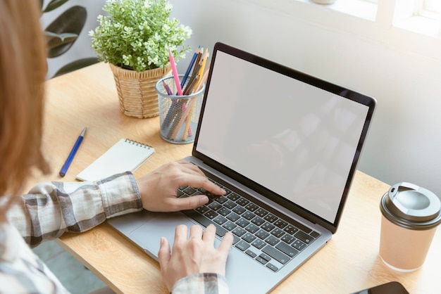 Geschäftsmannhände, die Laptop mit leerem Bildschirm verwenden. Mock-up des Computermonitors. Exemplar bereit für Design oder Text.