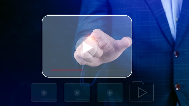 Geschäftsmannhände, die zum Streamen von Online-Videos im Internet Live-Konzertshows oder Tutorial-Inhalte online verwenden