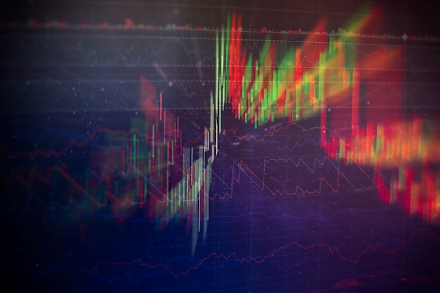 Geschäftsmannhand, die an der Analyse von Investitionsdiagrammen für den Goldmarkt, den Devisenmarkt und den Handelsmarkt arbeitet.