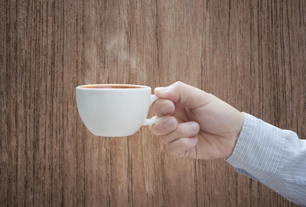 geschäftsmannhand, die kaffeetasse hält