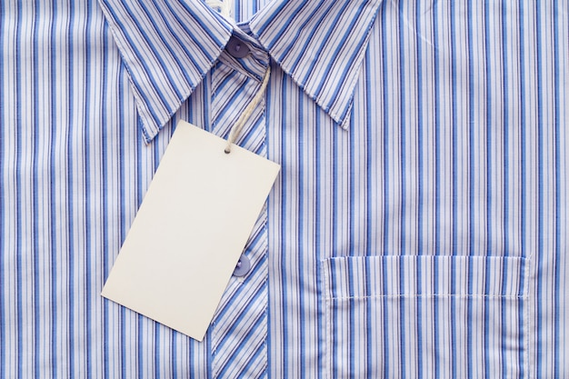 Geschäftsmannhemdform oder formelles blaues Hemd in einem karierten blauen Muster mit leerem weißen Etikett oder Etikett angebracht