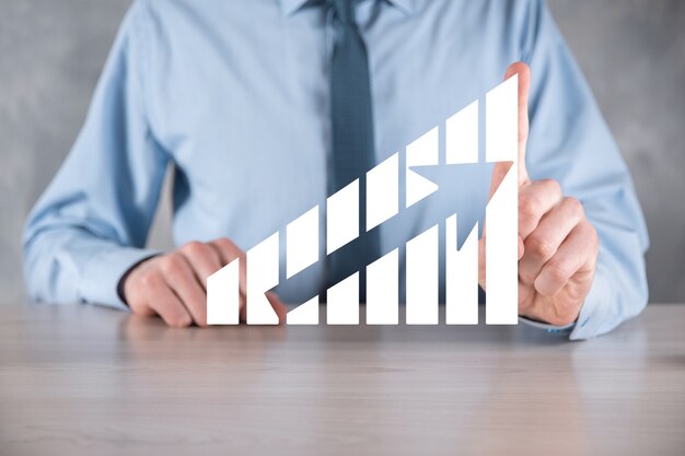 Foto geschäftsmannmann, der eine grafik mit positivem gewinnwachstum hält. planen sie das wachstum des diagramms und die erhöhung der positiven indikatoren des diagramms in seinem geschäft. profitabler und wachsender.