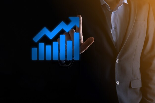 Geschäftsmannmann, der eine Grafik mit positivem Gewinnwachstum hält. Planen Sie das Wachstum des Diagramms und die Erhöhung der positiven Indikatoren des Diagramms in seinem Geschäft.