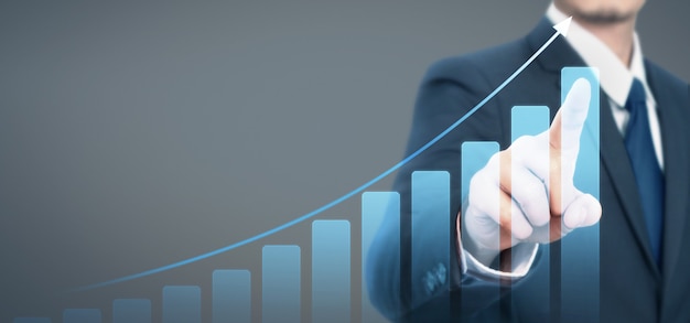 Geschäftsmannplandiagramm-Wachstumszunahme von positiven Indikatoren des Diagramms in seinem Geschäft