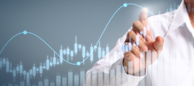 Geschäftsmannplandiagramm-Wachstumszunahme von positiven Indikatoren des Diagramms in seinem Geschäft