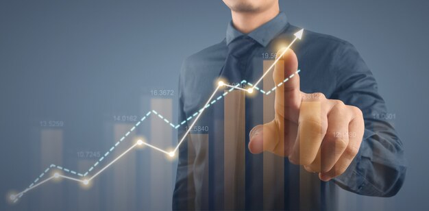 Geschäftsmannplandiagrammwachstum und Zunahme der positiven Diagrammindikatoren