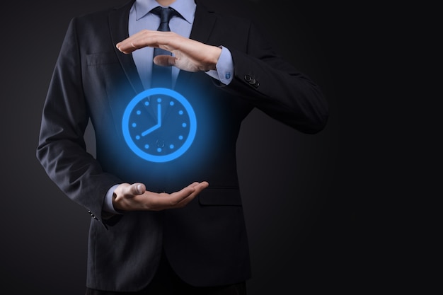 Geschäftsmannzeiger hält das Symbol der Stundenuhr mit Pfeil. Schnelle Ausführung der Arbeit. Geschäftszeitmanagement und Geschäftszeit sind Geldkonzepte.