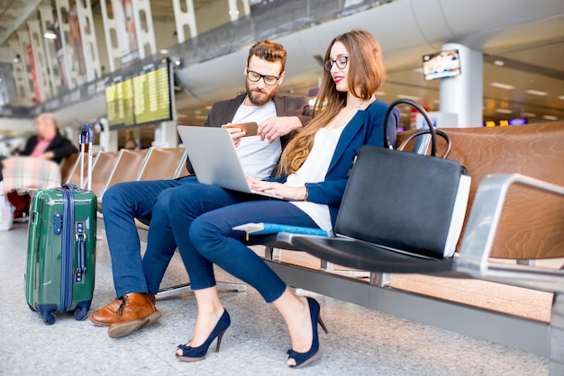 Geschäftspaar am Flughafen