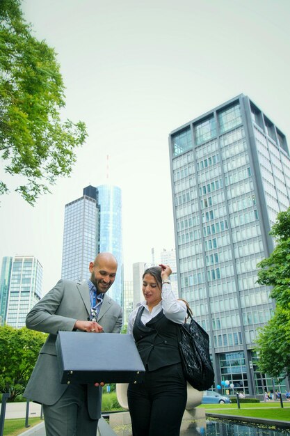 Geschäftspaar-modernes Teamwork-Partnerschafts-Foto im Freien