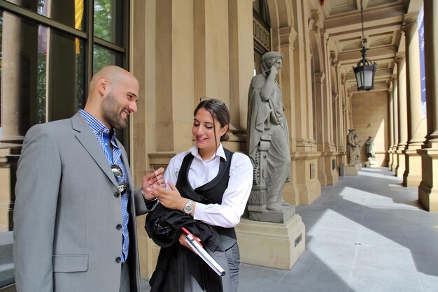 Geschäftspaar-modernes Teamwork-Partnerschafts-Foto im Freien