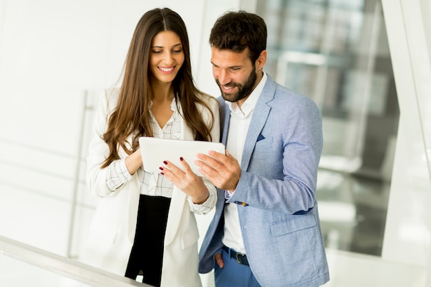 Geschäftspaare mit Tablette im Büro