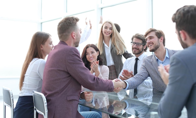 Geschäftspartner begrüßen sich mit einem Handshake-Konzept der Zusammenarbeit