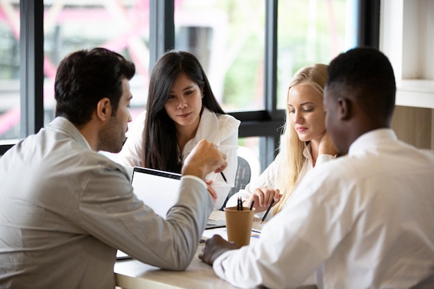 Geschäftspartner beim Treffen im Büro