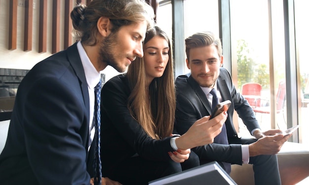 Geschäftspartner, die beim Treffen Dokumente und Ideen diskutieren.